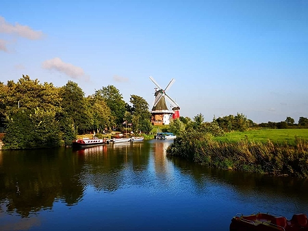 Greetsieler Zwillingsmuehlen an der Nordseekueste im Urlaub mit Hund