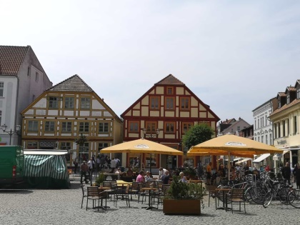 Urlaub in einer Ferienwohnung mit Hund in Waren - Marktplatz in Waren am Müritzsee