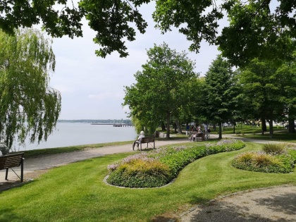 Urlaub in einer Ferienwohnung mit Hund in Waren - Parkanlage am See